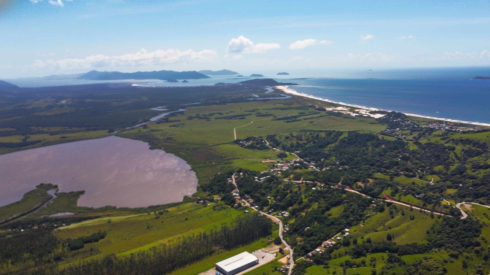 Vista das praias a lagoa próximas a Paulo Lopes-SC como gamboa, Siriú e Guarda do Embaú.