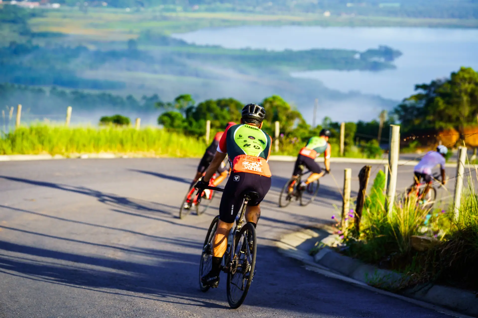 Ciclista descendo o morro da rota das praias de Paulo Lopes e Garopaba.